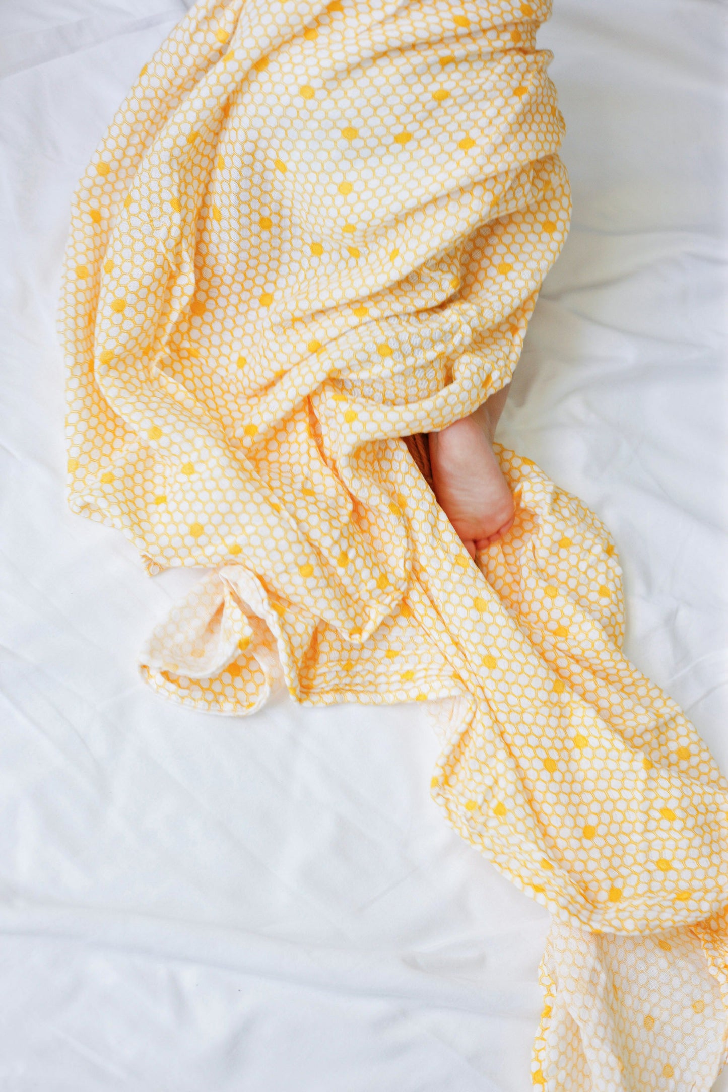 Malabar Baby Organic Swaddle Set - Busy Bees (Bee & Hive)